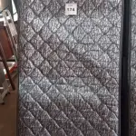 LOTE 174 - 01 COLCHÃO SOLTEIRO COM BASE 1,88CM X 0,88CM. (NO ESTADO EM QUE SE ENCONTRA. SUJEITO A AVARIAS OCULTAS/VISÍVEIS.) BJ7219V