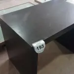 LOTE 193 - 01 MESA EM MADEIRA. (NO ESTADO EM QUE SE ENCONTRA. SUJEITO A AVARIAS OCULTAS/VISÍVEIS.) BF8718N
