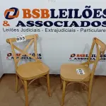 LOTE 033 - 02  CADEIRAS DE MADEIRA (NO ESTADO, NÃO SABEMOS SE FUNCIONA. LEILÃO NÃO TEM GARANTIA E NEM DEVOLUÇÃO, SUJEITO A POSSÍVEIS AVARIAS VISÍVEIS/OCULTAS E/OU AUSÊNCIA DE COMPONENTES)