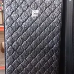 LOTE 208 - 01 COLCHÃO SOLTEIRO COM BASE 1,88CM X 0,88CM. (NO ESTADO EM QUE SE ENCONTRA. SUJEITO A AVARIAS OCULTAS/VISÍVEIS.) BJ7220X
