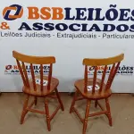 LOTE 111 - 02 CADEIRAS DE MADEIRA (NO ESTADO, NÃO SABEMOS SE FUNCIONA. LEILÃO NÃO TEM GARANTIA E NEM DEVOLUÇÃO, SUJEITO A POSSÍVEIS AVARIAS VISÍVEIS/OCULTAS E/OU AUSÊNCIA DE COMPONENTES)