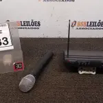 LOTE 083 - 01 MICROFONE COM RECEPTOR. (NO ESTADO) ATENÇÃO! FAZER A VISITAÇÃO ANTES DE ARREMATAR, NÃO SABEMOS SE FUNCIONA, LEILÃO NÃO TEM GARANTIA E NEM DEVOLUÇÃO, SUJEITO A POSSÍVEIS AVARIAS VISÍVEIS/OCULTAS E/OU AUSÊNCIA DE COMPONENTES.