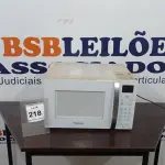 LOTE 218 - 01 MICROONDAS PANASONIC 220V. (NO ESTADO EM QUE SE ENCONTRA. SUJEITO A AVARIAS OCULTAS/VISÍVEIS.) AV9957A