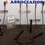 LOTE 016 - 05 MICROFONES DE MESA E 02 LANTERNAS. (NO ESTADO) ATENÇÃO! FAZER A VISITAÇÃO ANTES DE ARREMATAR, NÃO SABEMOS SE FUNCIONA, LEILÃO NÃO TEM GARANTIA E NEM DEVOLUÇÃO, SUJEITO A POSSÍVEIS AVARIAS VISÍVEIS/OCULTAS E/OU AUSÊNCIA DE COMPONENTES.