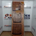 LOTE 034 - 01 PORTA DE MADEIRA 210X72CM ESPESSURA 3,5CM MSO EUCAPLAC FRISADA ELEGANCE EUCATEX (NO ESTADO, NÃO SABEMOS SE FUNCIONA. LEILÃO NÃO TEM GARANTIA E NEM DEVOLUÇÃO, SUJEITO A POSSÍVEIS AVARIAS VISÍVEIS/OCULTAS E/OU AUSÊNCIA DE COMPONENTES)