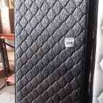 LOTE 208 - 01 COLCHÃO SOLTEIRO COM BASE 1,88CM X 0,88CM. (NO ESTADO EM QUE SE ENCONTRA. SUJEITO A AVARIAS OCULTAS/VISÍVEIS.) BJ7220X