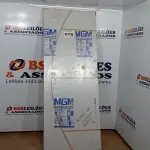 LOTE 078 - 01 PORTA MGM MELAMINICA DECORATIVA 210X80CM (NO ESTADO, NÃO SABEMOS SE FUNCIONA. LEILÃO NÃO TEM GARANTIA E NEM DEVOLUÇÃO, SUJEITO A POSSÍVEIS AVARIAS VISÍVEIS/OCULTAS E/OU AUSÊNCIA DE COMPONENTES)