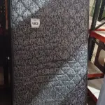 LOTE 182 - 01 COLCHÃO SOLTEIRO COM BASE 1,88CM X 0,88CM. (NO ESTADO EM QUE SE ENCONTRA. SUJEITO A AVARIAS OCULTAS/VISÍVEIS.) AU2472J