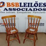 LOTE 111 - 02 CADEIRAS DE MADEIRA (NO ESTADO, NÃO SABEMOS SE FUNCIONA. LEILÃO NÃO TEM GARANTIA E NEM DEVOLUÇÃO, SUJEITO A POSSÍVEIS AVARIAS VISÍVEIS/OCULTAS E/OU AUSÊNCIA DE COMPONENTES)