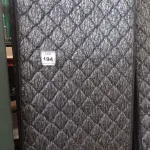 LOTE 194 - 01 COLCHÃO SOLTEIRO COM BASE 1,88CM X 0,88CM. (NO ESTADO EM QUE SE ENCONTRA. SUJEITO A AVARIAS OCULTAS/VISÍVEIS.) BJ7216N