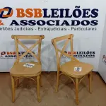 LOTE 056 - 02  CADEIRAS DE MADEIRA (NO ESTADO, NÃO SABEMOS SE FUNCIONA. LEILÃO NÃO TEM GARANTIA E NEM DEVOLUÇÃO, SUJEITO A POSSÍVEIS AVARIAS VISÍVEIS/OCULTAS E/OU AUSÊNCIA DE COMPONENTES)