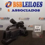 LOTE 031 - 01 FILMADORA PROFISSIONAL MARCA PANASONIC. (NO ESTADO) ATENÇÃO! FAZER A VISITAÇÃO ANTES DE ARREMATAR, NÃO SABEMOS SE FUNCIONA, LEILÃO NÃO TEM GARANTIA E NEM DEVOLUÇÃO, SUJEITO A POSSÍVEIS AVARIAS VISÍVEIS/OCULTAS E/OU AUSÊNCIA DE COMPONENTES.