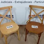 LOTE 109 - 02  CADEIRAS DE MADEIRA (NO ESTADO, NÃO SABEMOS SE FUNCIONA. LEILÃO NÃO TEM GARANTIA E NEM DEVOLUÇÃO, SUJEITO A POSSÍVEIS AVARIAS VISÍVEIS/OCULTAS E/OU AUSÊNCIA DE COMPONENTES)