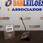 LOTE 086 - 01 MICROFONE DE MESA COM BASE. (NO ESTADO) ATENÇÃO! FAZER A VISITAÇÃO ANTES DE ARREMATAR, NÃO SABEMOS SE FUNCIONA, LEILÃO NÃO TEM GARANTIA E NEM DEVOLUÇÃO, SUJEITO A POSSÍVEIS AVARIAS VISÍVEIS/OCULTAS E/OU AUSÊNCIA DE COMPONENTES.