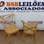 LOTE 033 - 02  CADEIRAS DE MADEIRA (NO ESTADO, NÃO SABEMOS SE FUNCIONA. LEILÃO NÃO TEM GARANTIA E NEM DEVOLUÇÃO, SUJEITO A POSSÍVEIS AVARIAS VISÍVEIS/OCULTAS E/OU AUSÊNCIA DE COMPONENTES)