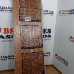 LOTE 039 - 01  PORTA DE MADEIRA 210X72CM ESPESSURA 3,5CM MSO EUCAPLAC FRISADA ELEGANCE EUCATEX (NO ESTADO, NÃO SABEMOS SE FUNCIONA. LEILÃO NÃO TEM GARANTIA E NEM DEVOLUÇÃO, SUJEITO A POSSÍVEIS AVARIAS VISÍVEIS/OCULTAS E/OU AUSÊNCIA DE COMPONENTES)