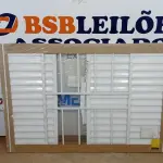 LOTE 098 - 01 JANELA DE ALUMÍNIO VENEZIANA 100X150CM 4 FOLHAS COM GRADE SEM VIDRO SOFT PLUS MGM BRANCO (NO ESTADO, NÃO SABEMOS SE FUNCIONA. LEILÃO NÃO TEM GARANTIA E NEM DEVOLUÇÃO, SUJEITO A POSSÍVEIS AVARIAS VISÍVEIS/OCULTAS E/OU AUSÊNCIA DE COMPONENTES)