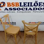 LOTE 033 - 02  CADEIRAS DE MADEIRA (NO ESTADO, NÃO SABEMOS SE FUNCIONA. LEILÃO NÃO TEM GARANTIA E NEM DEVOLUÇÃO, SUJEITO A POSSÍVEIS AVARIAS VISÍVEIS/OCULTAS E/OU AUSÊNCIA DE COMPONENTES)