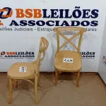 LOTE 077 - 02  CADEIRAS DE MADEIRA (NO ESTADO, NÃO SABEMOS SE FUNCIONA. LEILÃO NÃO TEM GARANTIA E NEM DEVOLUÇÃO, SUJEITO A POSSÍVEIS AVARIAS VISÍVEIS/OCULTAS E/OU AUSÊNCIA DE COMPONENTES)