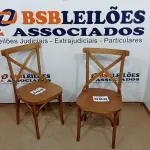 LOTE 088 - 02 CADEIRAS DE MADEIRA (NO ESTADO, NÃO SABEMOS SE FUNCIONA. LEILÃO NÃO TEM GARANTIA E NEM DEVOLUÇÃO, SUJEITO A POSSÍVEIS AVARIAS VISÍVEIS/OCULTAS E/OU AUSÊNCIA DE COMPONENTES)