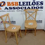 LOTE 077 - 02  CADEIRAS DE MADEIRA (NO ESTADO, NÃO SABEMOS SE FUNCIONA. LEILÃO NÃO TEM GARANTIA E NEM DEVOLUÇÃO, SUJEITO A POSSÍVEIS AVARIAS VISÍVEIS/OCULTAS E/OU AUSÊNCIA DE COMPONENTES)