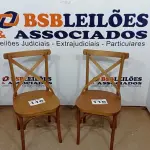 LOTE 116 - 02  CADEIRAS DE MADEIRA (NO ESTADO, NÃO SABEMOS SE FUNCIONA. LEILÃO NÃO TEM GARANTIA E NEM DEVOLUÇÃO, SUJEITO A POSSÍVEIS AVARIAS VISÍVEIS/OCULTAS E/OU AUSÊNCIA DE COMPONENTES)