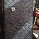 LOTE 182 - 01 COLCHÃO SOLTEIRO COM BASE 1,88CM X 0,88CM. (NO ESTADO EM QUE SE ENCONTRA. SUJEITO A AVARIAS OCULTAS/VISÍVEIS.) AU2472J