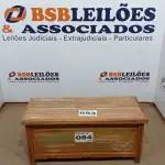 LOTE 084 - 01 BAÚ BANCO MADEIRA DEMOLIÇÃO 1MT (NO ESTADO, NÃO SABEMOS SE FUNCIONA. LEILÃO NÃO TEM GARANTIA E NEM DEVOLUÇÃO, SUJEITO A POSSÍVEIS AVARIAS VISÍVEIS/OCULTAS E/OU AUSÊNCIA DE COMPONENTES)