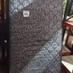 LOTE 182 - 01 COLCHÃO SOLTEIRO COM BASE 1,88CM X 0,88CM. (NO ESTADO EM QUE SE ENCONTRA. SUJEITO A AVARIAS OCULTAS/VISÍVEIS.) AU2472J