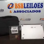 LOTE 038 - 01 MACBOOK PRO COM BOLSA. (NO ESTADO) ATENÇÃO! FAZER A VISITAÇÃO ANTES DE ARREMATAR, NÃO SABEMOS SE FUNCIONA, LEILÃO NÃO TEM GARANTIA E NEM DEVOLUÇÃO, SUJEITO A POSSÍVEIS AVARIAS VISÍVEIS/OCULTAS E/OU AUSÊNCIA DE COMPONENTES.