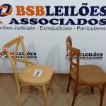 LOTE 101 - 02 CADEIRAS DE MADEIRA (NO ESTADO, NÃO SABEMOS SE FUNCIONA. LEILÃO NÃO TEM GARANTIA E NEM DEVOLUÇÃO, SUJEITO A POSSÍVEIS AVARIAS VISÍVEIS/OCULTAS E/OU AUSÊNCIA DE COMPONENTES)