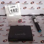 LOTE 162 - 01 MICROFONE COM RECEPTOR. (NO ESTADO) ATENÇÃO! FAZER A VISITAÇÃO ANTES DE ARREMATAR, NÃO SABEMOS SE FUNCIONA, LEILÃO NÃO TEM GARANTIA E NEM DEVOLUÇÃO, SUJEITO A POSSÍVEIS AVARIAS VISÍVEIS/OCULTAS E/OU AUSÊNCIA DE COMPONENTES.