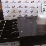 01 GAVETA DE DINHEIRO. (NO ESTADO) ATENÇÃO! FAZER A VISITAÇÃO ANTES DE ARREMATAR, NÃO SABEMOS SE FUNCIONA, LEILÃO NÃO TEM GARANTIA E NEM DEVOLUÇÃO, SUJEITO A POSSÍVEIS AVARIAS VISÍVEIS/OCULTAS E/OU AUSÊNCIA DE COMPONENTES.