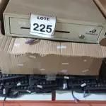 01 GAVETA DE DINHEIRO E 01 CAIXA COM GRANDE QUANTIDADE DE TECLADOS DE PC. (NO ESTADO) ATENÇÃO! FAZER A VISITAÇÃO ANTES DE ARREMATAR, NÃO SABEMOS SE FUNCIONA, LEILÃO NÃO TEM GARANTIA E NEM DEVOLUÇÃO, SUJEITO A POSSÍVEIS AVARIAS VISÍVEIS/OCULTAS E/OU AUSÊNCIA DE COMPONENTES.