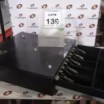 01 GAVETA DE DINIHEIRO. (NO ESTADO) ATENÇÃO! FAZER A VISITAÇÃO ANTES DE ARREMATAR, NÃO SABEMOS SE FUNCIONA, LEILÃO NÃO TEM GARANTIA E NEM DEVOLUÇÃO, SUJEITO A POSSÍVEIS AVARIAS VISÍVEIS/OCULTAS E/OU AUSÊNCIA DE COMPONENTES.