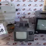 02 TVS PORTÁTEIS, 01 RELÓGIO DE PAREDE E 01 FONTE DE ALIMENTAÇÃO PARA LIMPADOR DE PISCINA. (NO ESTADO) ATENÇÃO! FAZER A VISITAÇÃO ANTES DE ARREMATAR, NÃO SABEMOS SE FUNCIONA, LEILÃO NÃO TEM GARANTIA E NEM DEVOLUÇÃO, SUJEITO A POSSÍVEIS AVARIAS VISÍVEIS/OCULTAS E/OU AUSÊNCIA DE COMPONENTES.