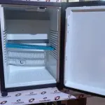 01 FRIGOBAR 220V MARCA ELECTROLUX. (NO ESTADO) ATENÇÃO! FAZER A VISITAÇÃO ANTES DE ARREMATAR, NÃO SABEMOS SE FUNCIONA, LEILÃO NÃO TEM GARANTIA E NEM DEVOLUÇÃO, SUJEITO A POSSÍVEIS AVARIAS VISÍVEIS/OCULTAS E/OU AUSÊNCIA DE COMPONENTES.