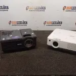 02 PROJETORES MARCAS SANYO E BENQ. (NO ESTADO) ATENÇÃO! FAZER A VISITAÇÃO ANTES DE ARREMATAR, NÃO SABEMOS SE FUNCIONA, LEILÃO NÃO TEM GARANTIA E NEM DEVOLUÇÃO, SUJEITO A POSSÍVEIS AVARIAS VISÍVEIS/OCULTAS E/OU AUSÊNCIA DE COMPONENTES.