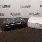 02 PROJETORES MARCAS EPSON E NEC. (NO ESTADO) ATENÇÃO! FAZER A VISITAÇÃO ANTES DE ARREMATAR, NÃO SABEMOS SE FUNCIONA, LEILÃO NÃO TEM GARANTIA E NEM DEVOLUÇÃO, SUJEITO A POSSÍVEIS AVARIAS VISÍVEIS/OCULTAS E/OU AUSÊNCIA DE COMPONENTES.