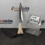 01 FACA ARTESANAL CABO OSSO 39CM DE TAMANHO TOTAL AÇO CARBONO. (NO ESTADO) ATENÇÃO! FAZER A VISITAÇÃO ANTES DE ARREMATAR, NÃO SABEMOS SE FUNCIONA, LEILÃO NÃO TEM GARANTIA E NEM DEVOLUÇÃO, SUJEITO A POSSÍVEIS AVARIAS VISÍVEIS/OCULTAS E/OU AUSÊNCIA DE COMPONENTES.