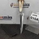 01 FACA ARTESANAL CABO OSSO 39CM DE TAMANHO TOTAL AÇO CARBONO. (NO ESTADO) ATENÇÃO! FAZER A VISITAÇÃO ANTES DE ARREMATAR, NÃO SABEMOS SE FUNCIONA, LEILÃO NÃO TEM GARANTIA E NEM DEVOLUÇÃO, SUJEITO A POSSÍVEIS AVARIAS VISÍVEIS/OCULTAS E/OU AUSÊNCIA DE COMPONENTES.