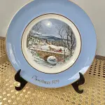 01 LINDO PRATO DE NATAL DA SÉRIE AVON CHRISTMAS PLATE  PRATO DE COLECIONADOR FEITO NA INGLATERRA POR ENOCH WEDGWOOD (TUNSTALL) EM 1979.COM 21,5 CM DE DIÂMETRO A IMPRESSÃO NESTE PRATO É DE "DASHING THROUGH THE SNOW" COM DOIS ANÉIS DE OURO 22K E O NATAL DE 1979 TAMBÉM EM OURO 22K. ITEM COMPRADO EM GARAGENS DE ANTIGUIDADES NOS EUA.SUPORTE PARA PRATO NÃO INCLUÍDO NESTA VENDA. (NO ESTADO) ATENÇÃO! FAZER A VISITAÇÃO ANTES DE ARREMATAR, NÃO SABEMOS SE FUNCIONA, LEILÃO NÃO TEM GARANTIA E NEM DEVOLUÇÃO, SUJEITO A POSSÍVEIS AVARIAS VISÍVEIS/OCULTAS E/OU AUSÊNCIA DE COMPONENTES.