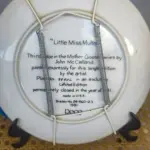 01 PRATO DE COLECIONADOR DA BRADFORD EXCHANGE DE 1981 APRESENTA A PEQUENA MISS MUFFET E SUA FAMOSA CANTIGA DE RODA. O PRATO APRESENTA UM DESIGN MULTICOLORIDO VIBRANTE FEITO DE PORCELANA DE ALTA QUALIDADE, TORNANDO-SE UMA ADIÇÃO VALIOSA AO CONJUNTO DE QUALQUER COLECIONADOR. O PRATO É UMA EDIÇÃO ÚNICA DE TERCEIRA EDIÇÃO E NÃO FOI MODIFICADO OU EMPACOTADO. O PRATO VINTAGE FOI FEITO NOS ESTADOS UNIDOS USANDO O ESTILO E A TÉCNICA DE PRODUÇÃO DE CERÂMICA ARTÍSTICA. 1981,PEQUENA MISS MUFFET,JOHN MC CLELLAND, PRATO DE EDIÇÃO ÚNICA DE TERCEIRA EDIÇÃO RECO. COM 21,5 CM DE DIÂMETRO PRATO NUMERO 9990L,ITEM COMPRADO E GARAGENS DE ANTIGUIDADES NOS EUA. SUPORTE PARA PRATO NÃO INCLUÍDO NESTA VENDA. (NO ESTADO) ATENÇÃO! FAZER A VISITAÇÃO ANTES DE ARREMATAR, NÃO SABEMOS SE FUNCIONA, LEILÃO NÃO TEM GARANTIA E NEM DEVOLUÇÃO, SUJEITO A POSSÍVEIS AVARIAS VISÍVEIS/OCULTAS E/OU AUSÊNCIA DE COMPONENTES.