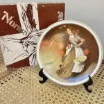 01 BELO PRATO NORMAN ROCKWELL COM 20 CM DE DIÂMETRO APRESENTA A ICÔNICA OBRA DE ARTE DE NORMAN ROCKWELL HUCK FINN SÉRIE 4 "A FUGA DA SERPENTE "NORMAN ROCKWELL DAVE GROSSMAN DESIGN INC. PORCELANA FINA FABRICADO NO JAPÃO NA DÉCADA DE 80 QUARTO DE UMA SÉRIE DE 4EDIÇÃO LIMITADA DE 1981, COM LANÇAMENTO NA ÉPOCA DE APENAS 10.000 EXEMPLARES, PEÇA COMPRADA EM GARAGEM DE ANTIGUIDADES NOS EUA. SUPORTE PARA PRATO NÃO INCLUÍDO NESTA VENDA. (NO ESTADO) ATENÇÃO! FAZER A VISITAÇÃO ANTES DE ARREMATAR, NÃO SABEMOS SE FUNCIONA, LEILÃO NÃO TEM GARANTIA E NEM DEVOLUÇÃO, SUJEITO A POSSÍVEIS AVARIAS VISÍVEIS/OCULTAS E/OU AUSÊNCIA DE COMPONENTES.