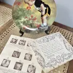 01 RARO PRATO DE PORCELANA MINIATURA VINTAGE DONALD ZOLAN "GRANDMA'S GARDEN", DA FAMOSA SÉRIE DE CANÇÕES DE NINAR DE DONALD ZOLAN, DE 1985. FABRICADO NOS EUA.COM CAIXA ORIGINAL E COM A DOCUMENTAÇÃO ORIGINAL DE AUTENCIDADE DA PEÇA,COM 21 CM DE DIÂMETRO E ESTÁ EM EXCELENTE ESTADO, SEM LASCAS OU RACHADURAS. ITEM COMPRADO EM GARAGEM NOS EUA.SUPORTE PARA PRATO NÃO INCLUÍDO NESTA VENDA. (NO ESTADO) ATENÇÃO! FAZER A VISITAÇÃO ANTES DE ARREMATAR, NÃO SABEMOS SE FUNCIONA, LEILÃO NÃO TEM GARANTIA E NEM DEVOLUÇÃO, SUJEITO A POSSÍVEIS AVARIAS VISÍVEIS/OCULTAS E/OU AUSÊNCIA DE COMPONENTES.