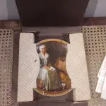 01 PRATO COLECIONÁVEL EMITIDO PELA KNOWLES CHINA.ESTA EDIÇÃO LIMITADA É UM DESIGN DE NORMAN ROCKWELL E É CHAMADA DE "REMINISCING IN THE QUIET" (REMINISCÊNCIAS NO SILÊNCIO).DA "REDISCOVERED WOMEN COLLECTION" DE ROCKWELL. ROCKWELL REALMENTE RETRATOU A SIMPLICIDADE DA VIDA AMERICANA, AQUELES MOMENTOS RICOS QUE TODOS NÓS VALORIZAMOS. O PRATO COM 21,5 CM DE  DIÂMETRO. UMA EDIÇÃO LIMITADA, ORIGINAL OX E COA INCLUÍDOS. ÓTIMA COR, ESTILO E CONDIÇÃO. COM CERTIFICADO DE AUTENTICIDADE E OS FOLHETOS ORIGINAL DA ÉPOCA E NOTA DE COMPRA DATA EM, 28/05/1981.ITEM COMPRADO E GARAGENS DE ANTIGUIDADES NOS EUA. SUPORTE PARA PRATO NÃO INCLUÍDO NESTA VENDA. (NO ESTADO) ATENÇÃO! FAZER A VISITAÇÃO ANTES DE ARREMATAR, NÃO SABEMOS SE FUNCIONA, LEILÃO NÃO TEM GARANTIA E NEM DEVOLUÇÃO, SUJEITO A POSSÍVEIS AVARIAS VISÍVEIS/OCULTAS E/OU AUSÊNCIA DE COMPONENTES.