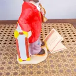 01 ESTATUETA DE PALHAÇO DE CERÂMICA VINTAGE DA COLEÇÃO FLAMBRO DE EMMETT KELLY JR. PAÍS/REGIÃO DE FABRICAÇÃO TAIWAN. ESTA ESTATUETA DO EMMETT KELLY JR. APRESENTA UM PALHAÇO EMMETT KELLY JR. PALHAÇO COM COLEÇÃO HOBO TRUMPET ORIGINAL. EXCELENTE ESTADO, SEM LASCAS, RACHADURAS EM ÓTIMO ESTADO PEÇA RARA ITEM LANÇADOS ANOS 90 NOS EUA  CM DE ALTURA E UMA BASE DE 15 ​​CM. COM  SUA ASSINATURA NA PARTE INFERIOR JUNTO COM "EXCLUSIVAMENTE DA FLAMBRO EMPRESA FAMOSA NOS EUA DECADA DE 90, COMPRADAS EM LOJAS DE ANTIGUIDADES DOS EUA. (NO ESTADO) ATENÇÃO! FAZER A VISITAÇÃO ANTES DE ARREMATAR, NÃO SABEMOS SE FUNCIONA, LEILÃO NÃO TEM GARANTIA E NEM DEVOLUÇÃO, SUJEITO A POSSÍVEIS AVARIAS VISÍVEIS/OCULTAS E/OU AUSÊNCIA DE COMPONENTES.