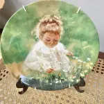 01 PRATO DE COLECIONADOR DONALD ZOLAN “SPRING INNOCENCE” MARAVILHA DA INFÂNCIA 1983 CAIXA COA. LINDA PEÇA , COM CORES MARAVILHOSAS. ESTE BELO PRATO DE COLECIONADOR DA PEMBERTON & OAKE APRESENTA A ARTE DE DONALD ZOLAN. O PRATO, INTITULADO "SPRING INNOCENCE", RETRATA UMA CRIANÇA COM UM BUQUÊ DE FLORES EM FORMATO REDONDO. O PRATO É FEITO DE PORCELANA E MEDE 21,5 CM DE DIÂMETRO. ACOMPANHA UM CERTIFICADO DE AUTENTICIDADE E ESTÁ ACONDICIONADO EM SUA CAIXA ORIGINAL.                                                                                A PEÇA VINTAGE FOI PRODUZIDA NO FINAL DO SÉCULO XX COM UM ESTILO DE PRODUÇÃO DE CERÂMICA ARTÍSTICA COMPRADO EM GARAGEM DE ANTIGUIDADES NOS EUA.SUPORTE PARA PRATO NÃO INCLUÍDO NESTA VENDA. (NO ESTADO) ATENÇÃO! FAZER A VISITAÇÃO ANTES DE ARREMATAR, NÃO SABEMOS SE FUNCIONA, LEILÃO NÃO TEM GARANTIA E NEM DEVOLUÇÃO, SUJEITO A POSSÍVEIS AVARIAS VISÍVEIS/OCULTAS E/OU AUSÊNCIA DE COMPONENTES.