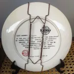 01 PRATO VINTAGE NORMAN ROCKWELL DE 1984. INTITULA-SE "THE STORYTELLER" (O CONTADOR DE HISTÓRIAS). É FEITO EM PORCELANA FINA KNOWLES. É O OITAVO DA COLEÇÃO ROCKWELL HERITAGE. FABRICADO EM EDIÇÃO LIMITADA, PERMANENTEMENTE FECHADO EM 1984 PELA KNOWLES E CERTIFICADO COMO UM "VERDADEIRO CLÁSSICO ROCKWELL" PELA ROCKWELL SOCIETY OF AMERICA. É MARCADO COM O NÚMERO BRADEX 84-R70-3.8. É MARCADO COM O NÚMERO DE PLACA X12530. COM CERTIFICADO DE AUTENTICIDADE E OS FOLHETOS ORIGINAL DA ÉPOCA E NOTA DE COMPRA DATA EM 04/09/1984 SUPORTE DO PRATO NÃO ESTÁ INCLUÍDO. ITEM COMPRADO EM GARAGENS DE ANTIGUIDADES NOS EUA. (NO ESTADO) ATENÇÃO! FAZER A VISITAÇÃO ANTES DE ARREMATAR, NÃO SABEMOS SE FUNCIONA, LEILÃO NÃO TEM GARANTIA E NEM DEVOLUÇÃO, SUJEITO A POSSÍVEIS AVARIAS VISÍVEIS/OCULTAS E/OU AUSÊNCIA DE COMPONENTES.