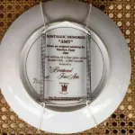 01 PRATO COLECIONÁVEL "AMY" DE MARILYN ZAPP, DE 1983, DA BRENTWOOD FINE ARTS. ESTE PRATO FOI CRIADO A PARTIR DE UMA OBRA DE ARTE ORIGINAL DE MARILYN ZAPP. EDIÇÃO NUMERADA, 869 EXEMPLARES/12.500 SENDO LANÇADAS APENAS 10 MIL EXEMPLARES NOS EUA E 25,00EXEMPLARES LAÇADOS NO CANADA NA DÉCADA DE 80. MEDE 21,8 CM DE DIÂMETRO. SUPORTE PARA PRATO NÃO INCLUÍDO NESTA VENDA. (NO ESTADO) ATENÇÃO! FAZER A VISITAÇÃO ANTES DE ARREMATAR, NÃO SABEMOS SE FUNCIONA, LEILÃO NÃO TEM GARANTIA E NEM DEVOLUÇÃO, SUJEITO A POSSÍVEIS AVARIAS VISÍVEIS/OCULTAS E/OU AUSÊNCIA DE COMPONENTES.